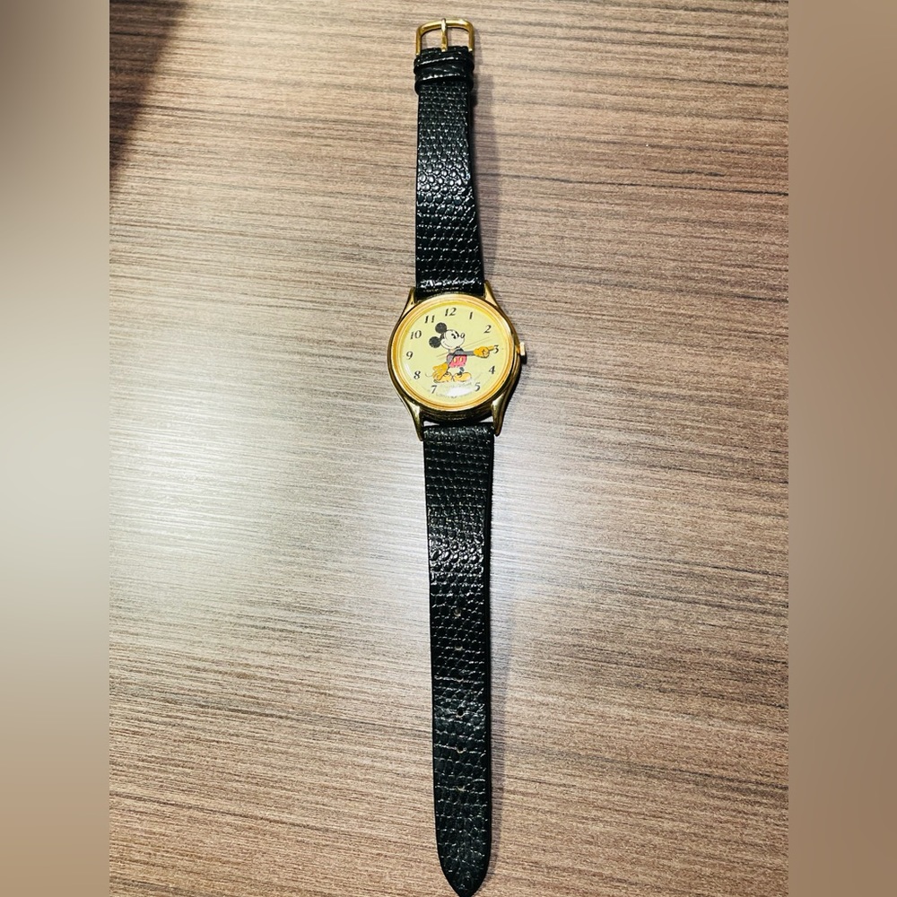 Vintage Excellent SHAPE Disney Lorus Black Leather Watch
